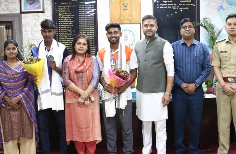 Bokaro News: बेहतर प्रदर्शन करने वाले खिलाड़ी को गोल्डी मिश्रा व मो. साजिद को बेरमो विधायक ने किया सम्मानित