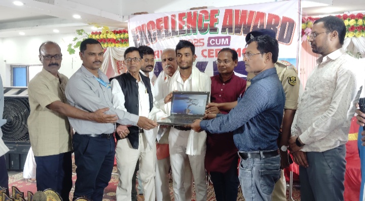 Aurangabad News: एक्सिस यूनिवर्सल इंस्टीट्यूट ने किया सम्मान समारोह का आयोजन, इंटर व मैट्रिक में सर्वाधिक अंक लाने वाले छात्रों को किया गया सम्मानित