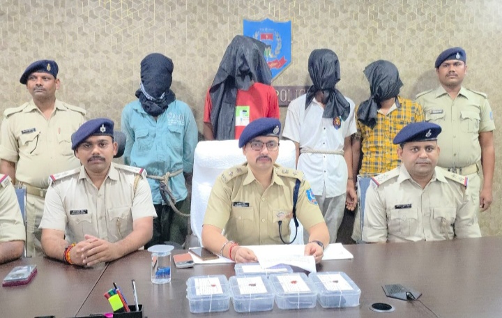 Bokaro Crime News: चंद्रपुरा लूट कांड के चार सदस्य गिरफ्तार, एक फरार, बाइक पर हेल्प देने के नाम पर था बैठाया