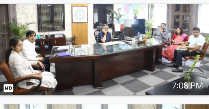 Bokaro News: उपायुक्त ने कहा— एयरपोर्ट संचालन में आ रही बाधाओं को अगले तीन माह के अंदर करे समाधान, लम्बित निर्माण कार्य को करें पूरा  