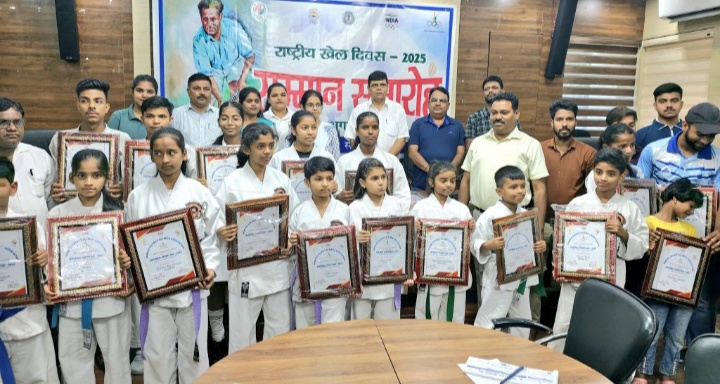 Bokaro News: राष्ट्रीय खेल दिवस पर राष्ट्रीय स्तर पर बेहतर प्रदर्शन करने वाले 56 खिलाड़ियों को प्रशस्ति पत्र देकर किया गया सम्मानित