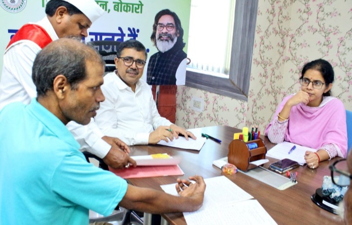 Bokaro News: DC के जनता दरबार में आत्महत्या की अनुमति लेने पहुंचे थे श्याम सुंदर, पेंशन स्वीकृति से लौटी उम्मीद