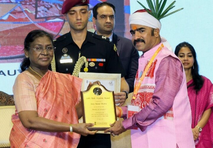 Bokaro News: राष्ट्रपति ने किया बोकारो के अंतरराष्ट्रीय चित्रकार सरोज को सम्मानित, झारखंडी वेशभूषा में हुए शामिल