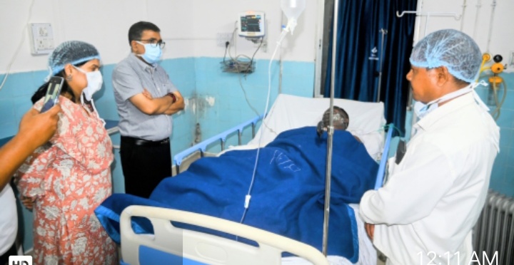 BSL Plant Accident: बीएसएल प्लांट हादसे में झुलसे मजदूरों से मिलने देर रात बोकारो जनरल अस्पताल पहुंचे उपायुक्त, घायलों के उपचार की ली जानकारी
