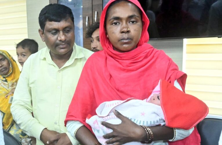 Bokaro News: अनाथ शिशु के भरण-पोषण में सहयोग करने की फरियाद लेकर दादा दादी जनता दरबार में पहुंचे