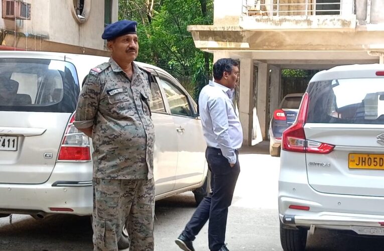 Bokaro News: चास के मानसरोवर अपार्टमेंट में लोहा कारोबारी के घर जीएसटी की छापेमारी, जमशेदपुर जीएसटी टीम ने की छापेमारी