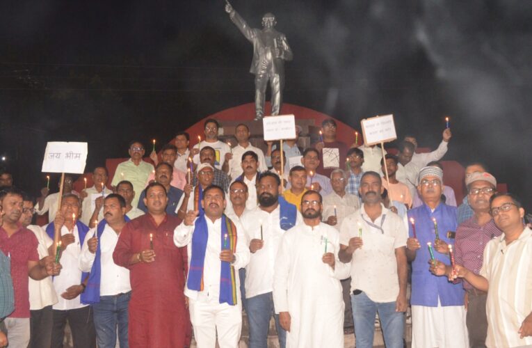 Bokaro News: सुप्रीम कोर्ट के मुख्य न्यायाधीश गवई पर जूते फेंकने का बोकारो में जोरदार विरोध, निकाला कैंडल मार्च, दोषी को सजा देने की मांग 