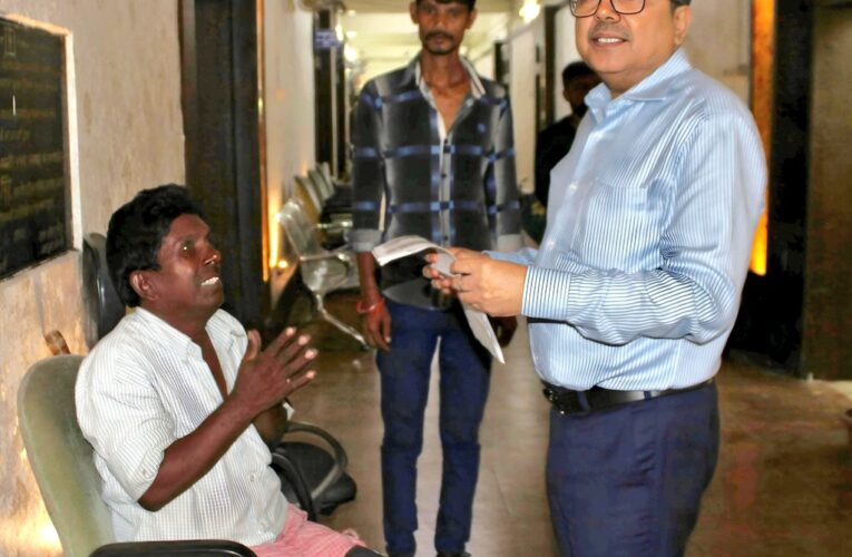 Bokaro News: उपायुक्त की पहल पर दिव्यांग रघुनाथ गोरांई को एक घंटे में मिला पेंशन की स्वीकृत
