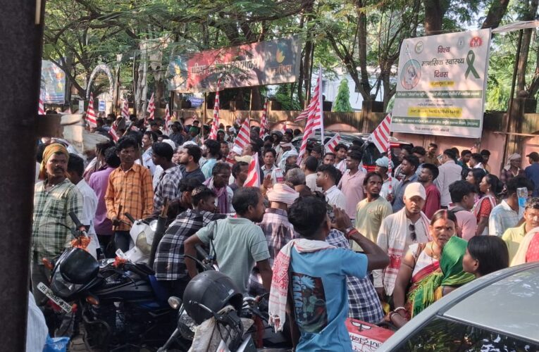 Aadivasi Maha Aakrosh Rally: अधिकार की रक्षा के लिए सड़कों पर आदिवासियों का उतरा जन सैलाब, दो घंटे तक जिला मुख्यालय पर किया जोरदार प्रदर्शन