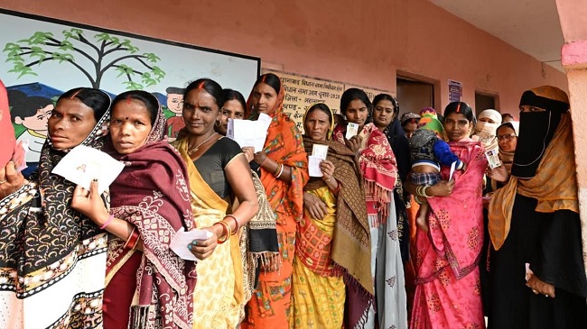 Bihar Election 2025 : दूसरे चरण के मतदान की तेजी से सभी दल है हैरान, दोपहर तीन बजे तक साठ फीसद से ऊपर आंकड़ा