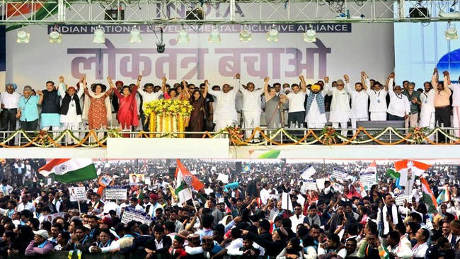 Congress Rally Ramleela Maidan: दिल्ली में कांग्रेस की वोट चोरी विरोधी रैली में जुटे देशभर के लोग, खडगे में कहा–मोदी सरकार संविधान को कर रही है कमजोर 