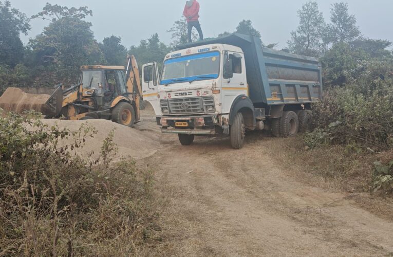 Bokaro News: पुपुनकी दामोदर नदी किनारे अवैध बालू खनन पर प्रशासन की कार्रवाई, तीन ट्रैक्टर जब्त