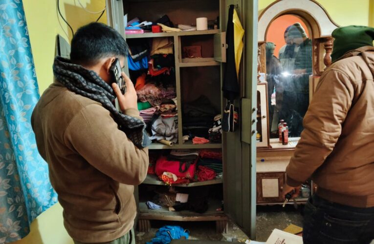 Bokaro Crime News: कांग्रेस नेत्री के आवास में ताला तोड़कर चोरी, नेत्र बेटी के यहां गई है दिल्ली, पति गए थे सेक्टर 4 भाई के यहां खाना खाने