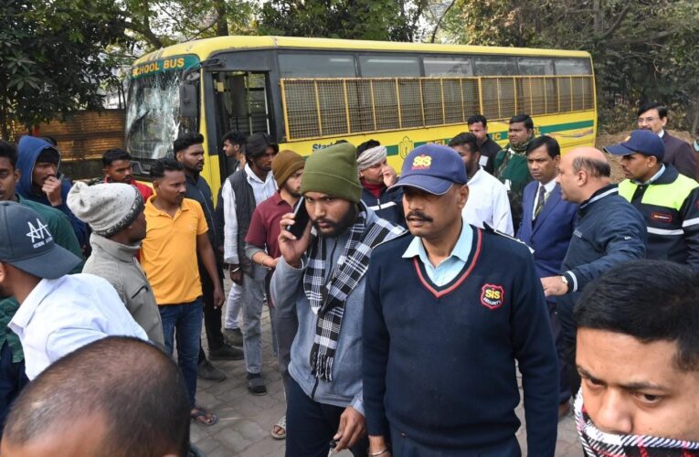 Road Accident: स्कूल बस ने मारी टक्कर, एक की मौत, रोड जाम, दो लाख रूपये मुआवजा पर सहमति